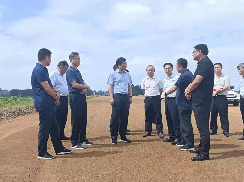 信陽市人民副市長呂旅一行到許信高速9標(biāo)檢查指導(dǎo)工作07.28.jpg