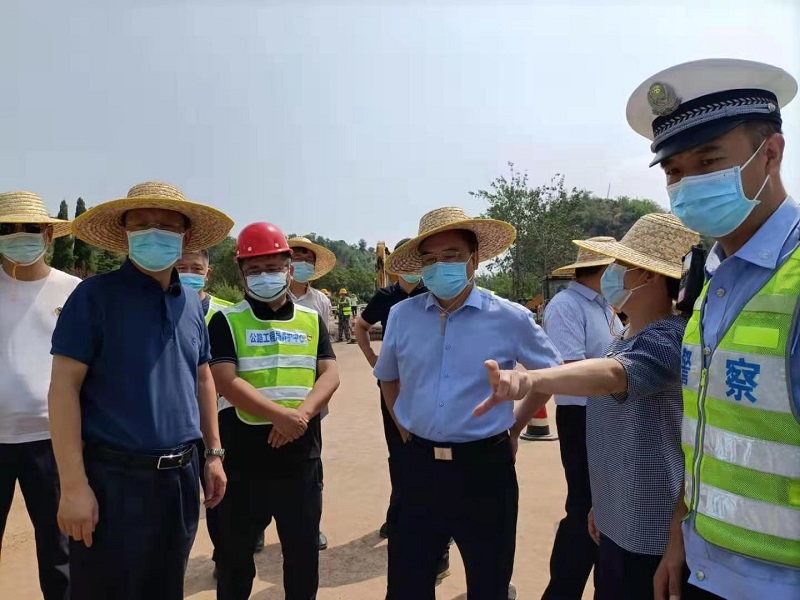 交通運輸部公路局副局長周榮峰到連霍高速鄭州段調(diào)研指導(dǎo)防汛搶險保通工作.jpg