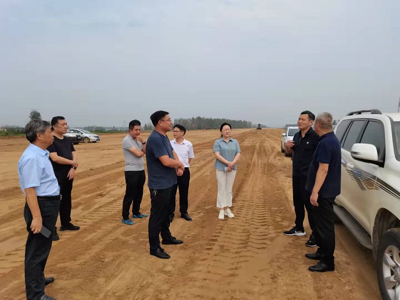 信陽市交通局局長朱時(shí)峰一行到許信9標(biāo)協(xié)調(diào)剩余電力拆遷工作-yang.jpg