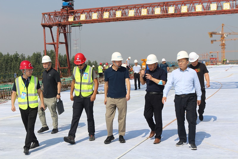河南交通投資集團(tuán)崔國喜部長到陽新高速公路黃河特大橋第二合同段檢查-1.jpg