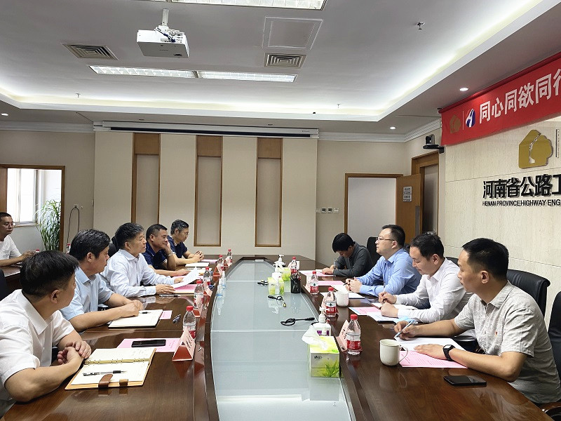 二七區(qū)區(qū)委常委、紀(jì)委書記湯曉義一行到集團(tuán)公司開展工作調(diào)研.jpg