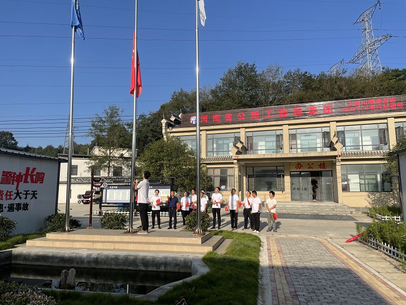 大別山明雞高速M(fèi)JZT-3項(xiàng)目部慶祖國72周年華誕1 (2).jpg