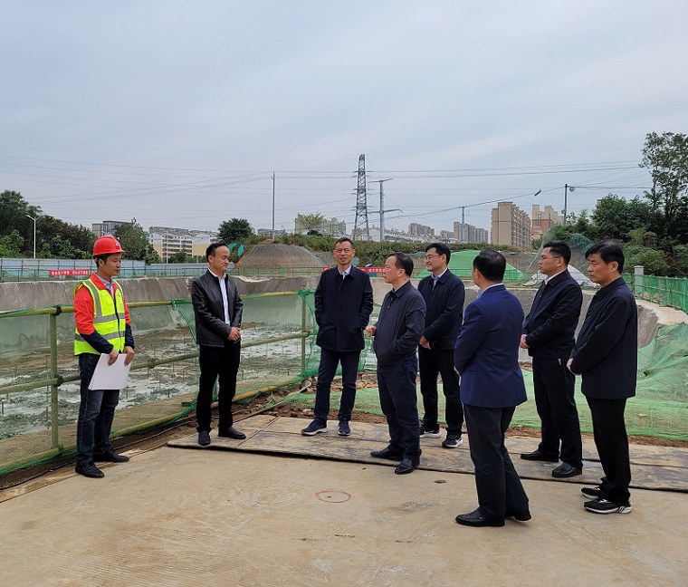河南省氣象局局長(zhǎng)王鵬祥、信陽(yáng)市副市長(zhǎng)秦保建一行調(diào)硏信陽(yáng)新一代天氣雷達(dá)信息處理中心建設(shè)項(xiàng)目2021.10.12.jpg
