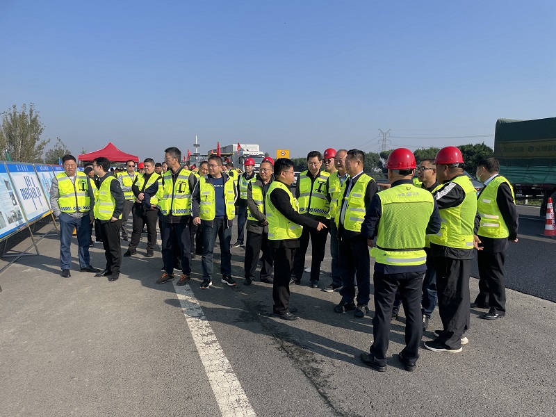 交投集團(tuán)副總經(jīng)理王前東一行到2021年京港澳高速公路漯駐段路面病害處治專項(xiàng)二期工程現(xiàn)場(chǎng)觀摩2021.10.15.jpg
