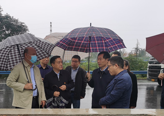 河南省交通運(yùn)輸發(fā)展集團(tuán)有限公司尹如軍董事長(zhǎng)到ZZGZ-3標(biāo)蒞臨指導(dǎo)工作.jpg
