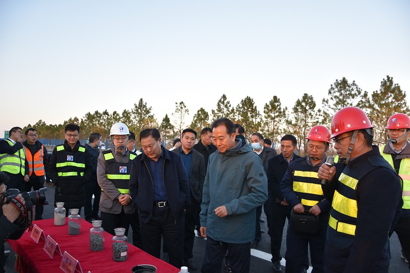 省交通運輸廳副廳長宋華東一行到大廣高速息光段養(yǎng)護提升工程2021.11.25.jpg