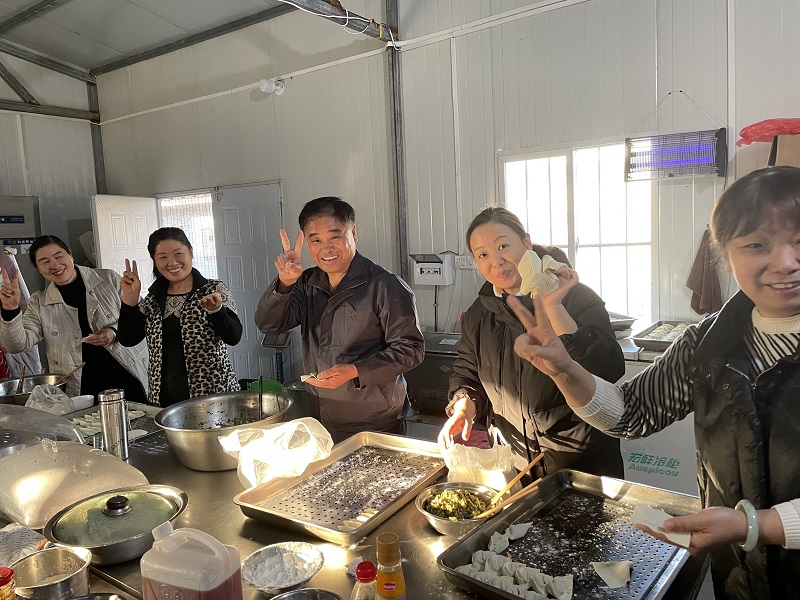 淮內(nèi)高速項(xiàng)目開展齊包餃子迎冬至.jpg