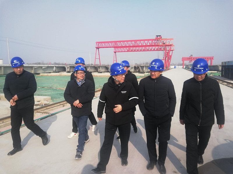集團公司總經(jīng)理魏道平一行到安羅高速省界至原陽段3標二工區(qū)檢查指導2021.12.22_副本.jpg
