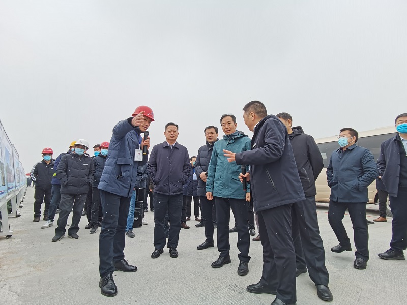 省交通運(yùn)輸廳副廳長(zhǎng)宋華東一行到沿太行高速新鄉(xiāng)段1標(biāo)觀摩指導(dǎo).jpg