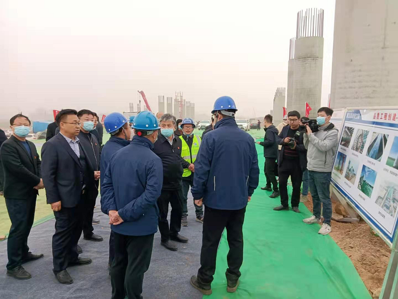 滑縣縣委書記陳忠到安羅高速省界至原陽段3標(biāo)開展調(diào)研.png