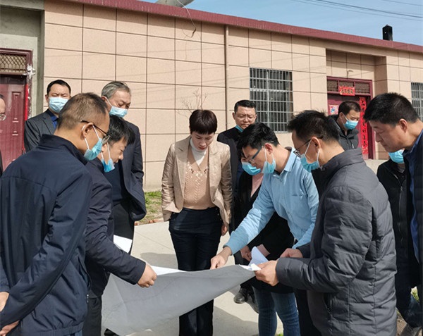 信陽(yáng)市羅山縣縣委常委、常務(wù)副縣長(zhǎng)吳曉玲一行到大別山高速雞商段一標(biāo)1工區(qū)調(diào)研-1.jpg