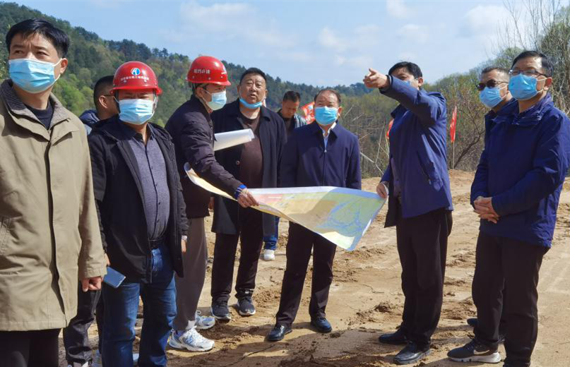信陽市雞公山管理委員會(huì)黨委書記劉慶東一行檢查明雞高速第三合同段開工點(diǎn)施工部署情況-2.png