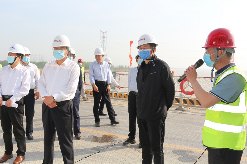 濮陽市人大代表視察調研黃河特大橋工程推進情況2022.04.11.jpg