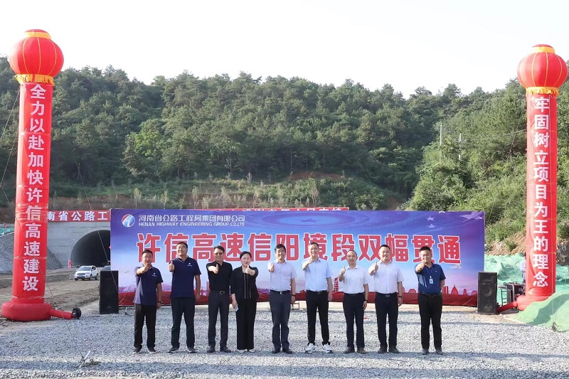 信陽市政府副市長呂旅一行到許信高速第9合同段視察工作.jpg