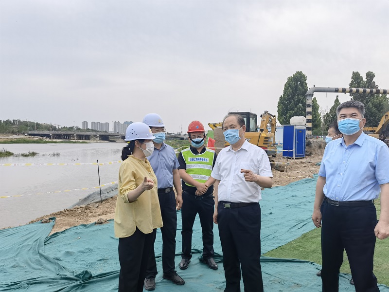 河南省委常委、鄭州市委書(shū)記安偉到連霍高速跨賈魯河大橋搶修工程現(xiàn)場(chǎng)視察工作.jpg