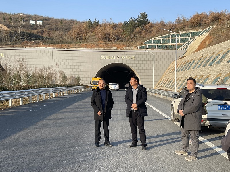 20221206信陽市交通運輸局黨組成員、總工程師盧登群到許信高速9標(biāo)檢查指導(dǎo)工作.jpg