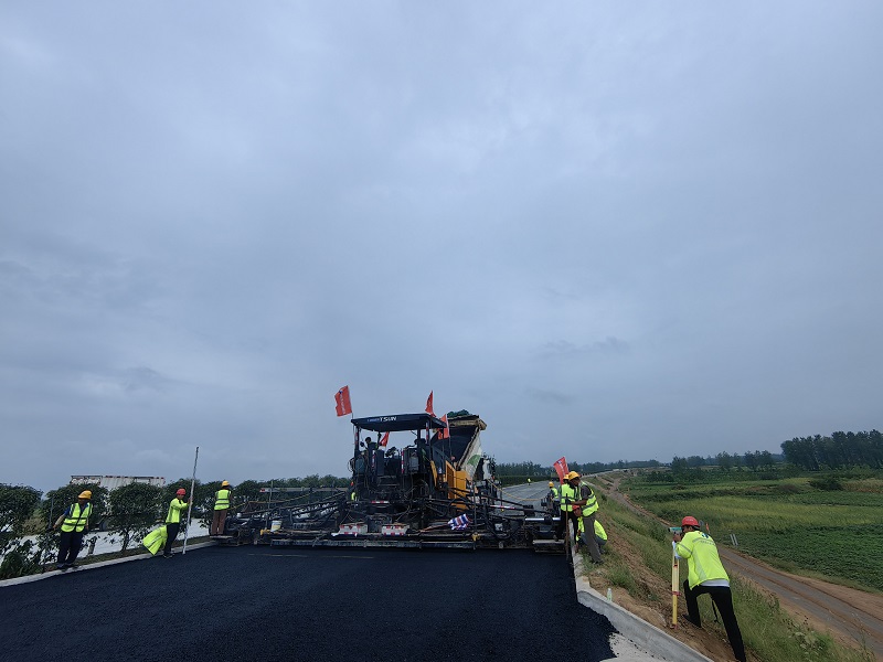 淮內(nèi)高速豫皖省界至淮濱段瀝青路面下面層試驗(yàn)段攤鋪施工圓滿完成.jpg